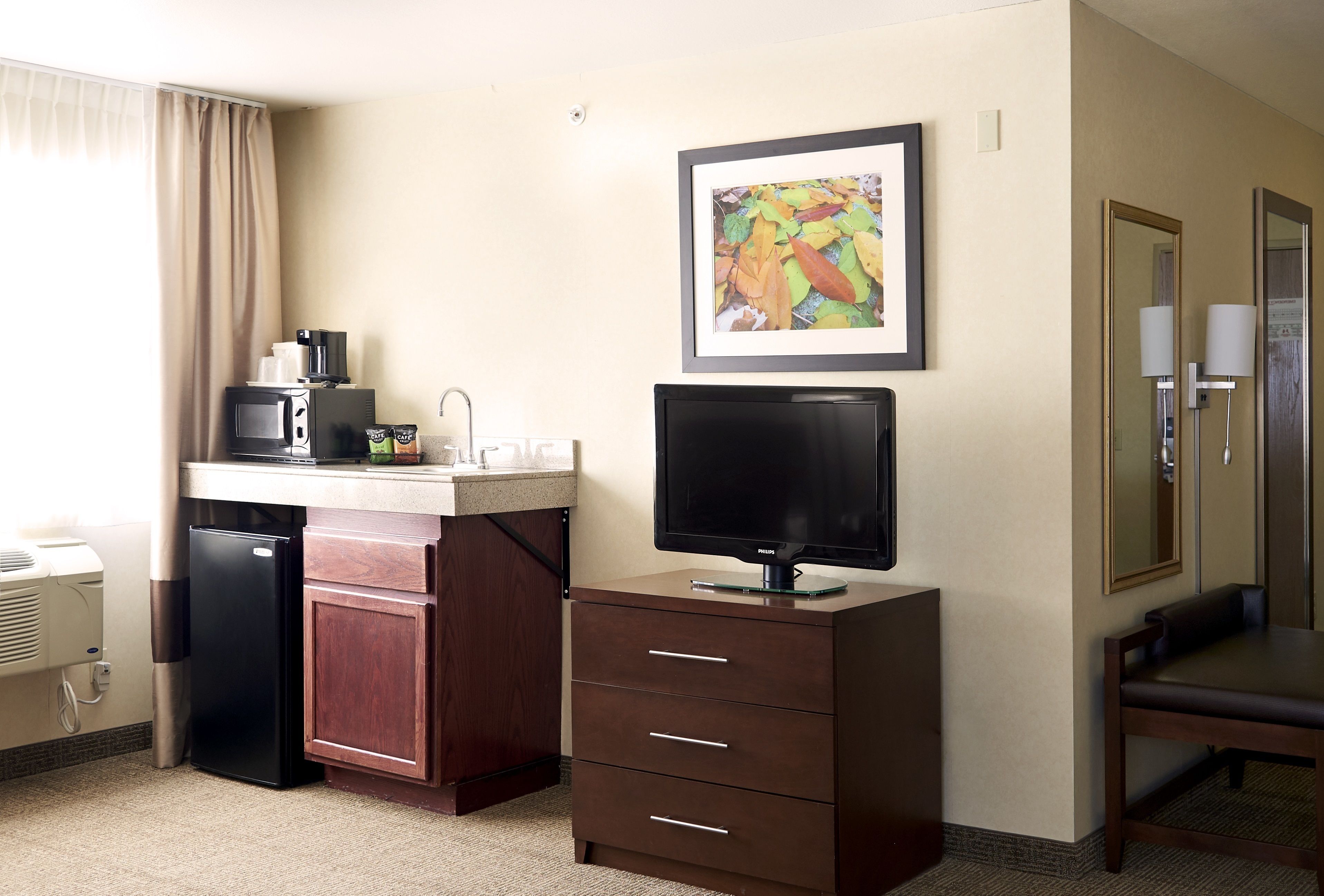 suite, 1 king bed with sofa bed, hot tub | in-room safe, desk, iron/ironing board, free cots/infant beds