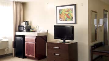Suite, 1 King Bed with Sofa bed, Hot Tub | In-room safe, desk, iron/ironing board, free cots/infant beds