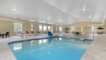 Alberca techada, acceso de 08:00 a 21:00, y camastros