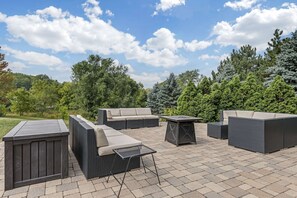 Piscine couverte, accès possible de 08 h 00 à 21 h 00, chaises longues 
