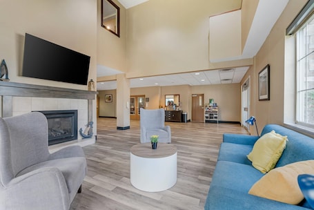 Lobby. Comfort Suites Lake Geneva East
