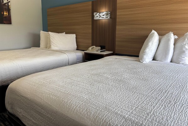 書桌、熨斗/熨衫板、嬰兒床 (收費)、摺床/加床 (收費)