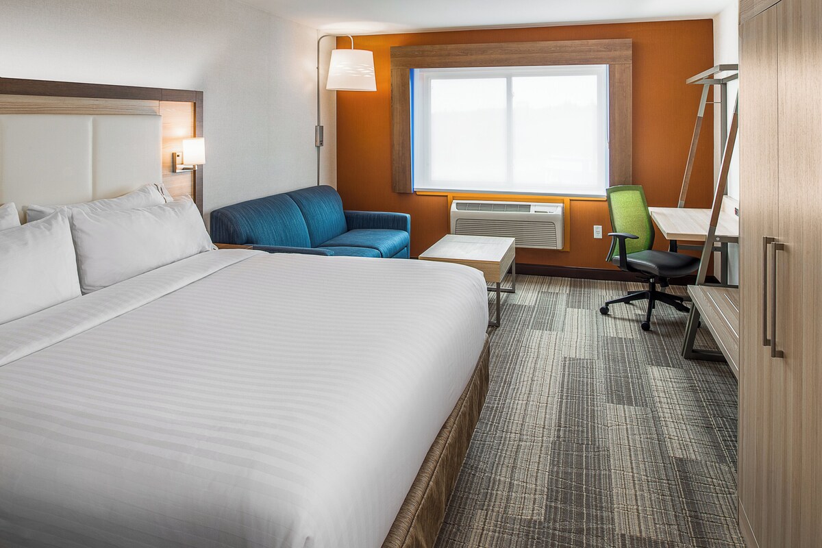 Standard Room, 1 King Bed (Walk-In Shower) | Premium bedding, in-room safe, desk, blackout drapes