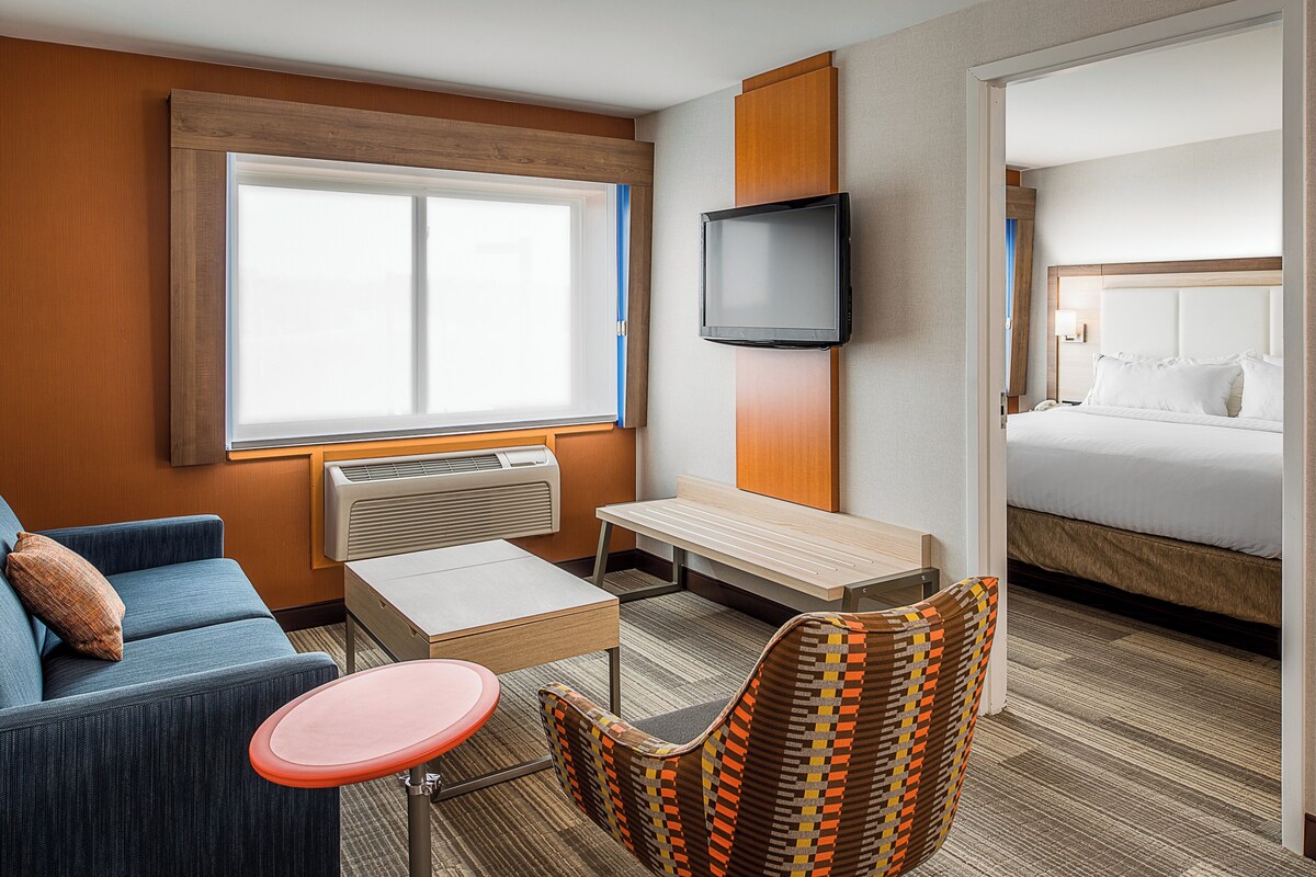 Suite, 1 Bedroom (King) | Premium bedding, in-room safe, desk, blackout drapes