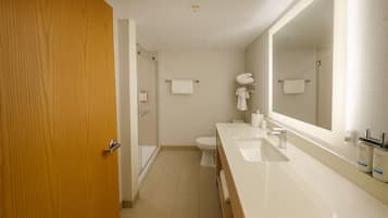 Suite, 1 cama King size y sofá cama | Ropa de cama de alta calidad y caja de seguridad en la habitación