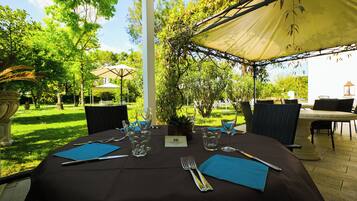 Breakfast, lunch, dinner served; international cuisine