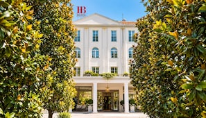 A white building with a sign reading 'HB Bellavista' and a balcony with plants. - Bellavista Terme Resort & Spa (Montegrotto Terme)