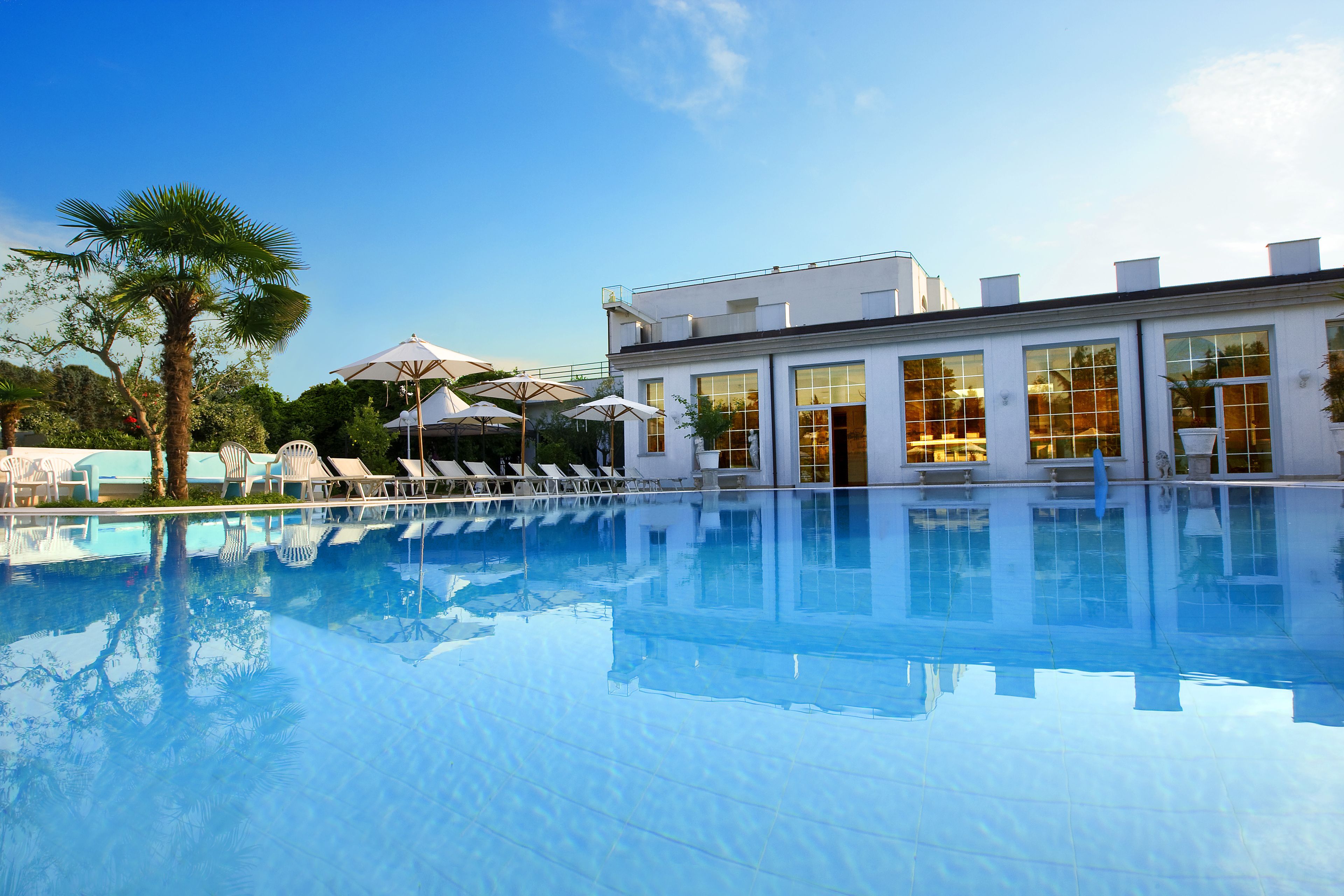 2 sisäuima-allasta, 2 ulkouima-allasta, aurinkovarjoja, aurinkotuoleja