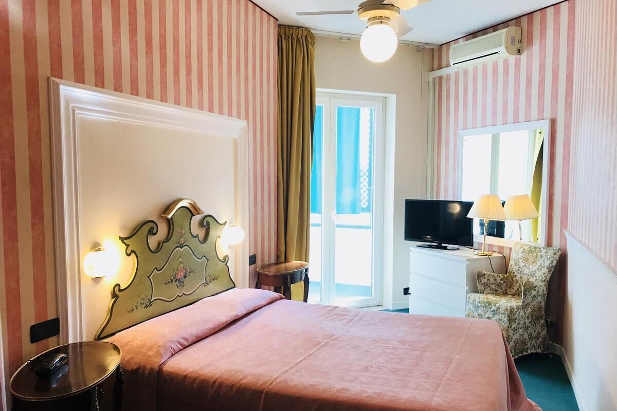 Minibar, in-room safe, desk, free WiFi