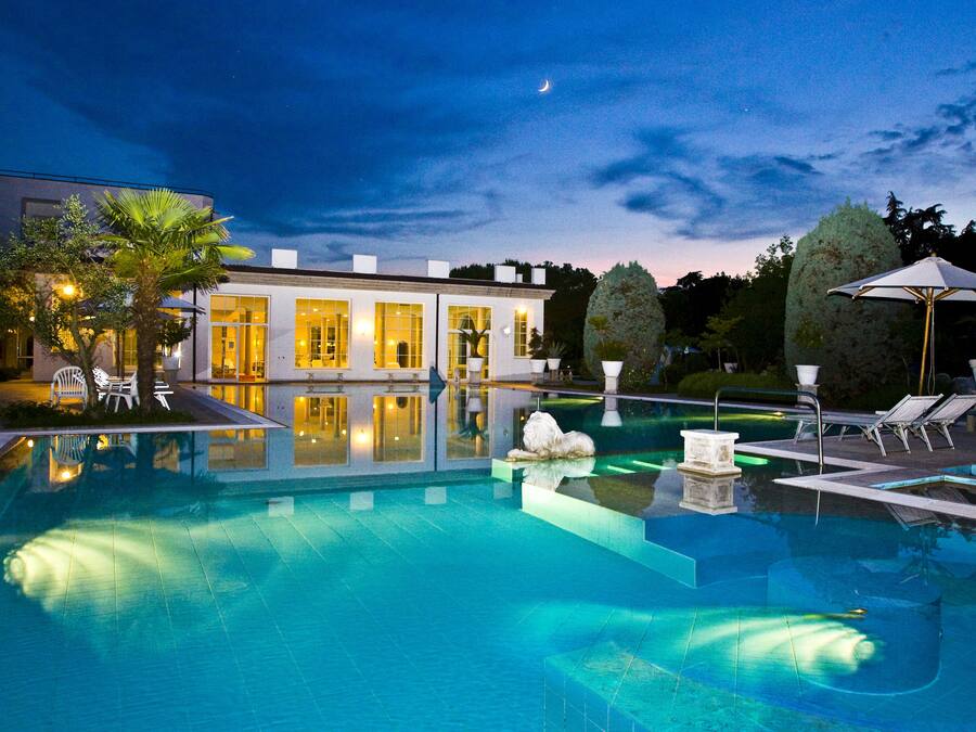 2 binnenzwembaden, 2 buitenzwembaden en parasols bij het zwembad