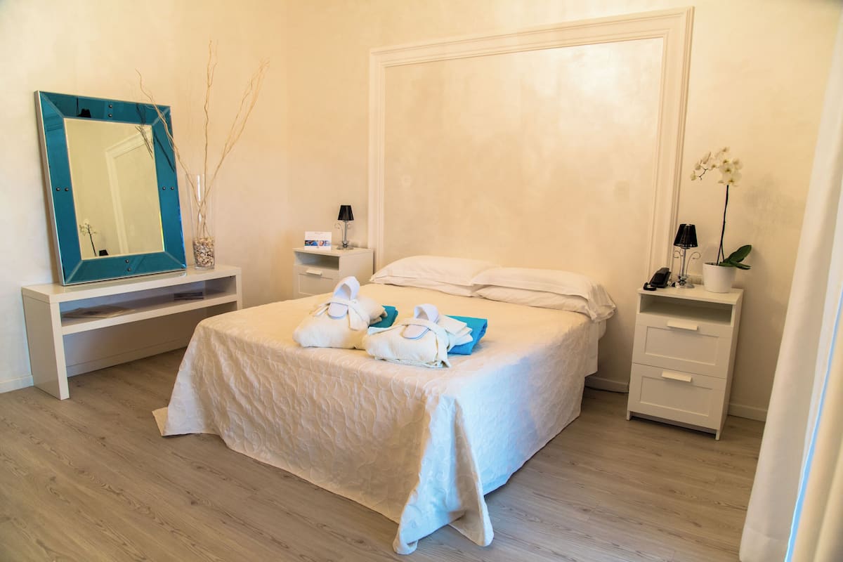 Junior studio suite | Een minibar, een kluis op de kamer, een bureau, gratis wifi