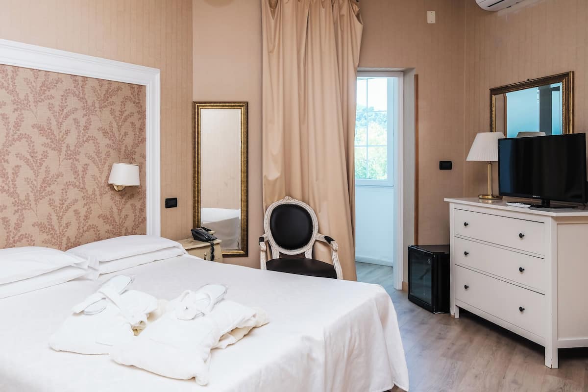 Een minibar, een kluis op de kamer, een bureau, gratis wifi