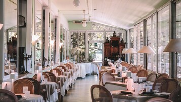 Se sirven desayunos, almuerzos y cenas; cocina internacional