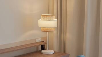 Una scrivania in legno con una lampada, una sedia e un quaderno.