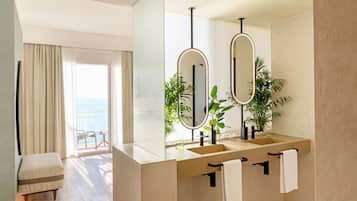 Suite | Bathroom | Shower, free toiletries, hair dryer, bidet