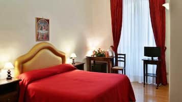 Minibar, caja de seguridad en la habitación y escritorio