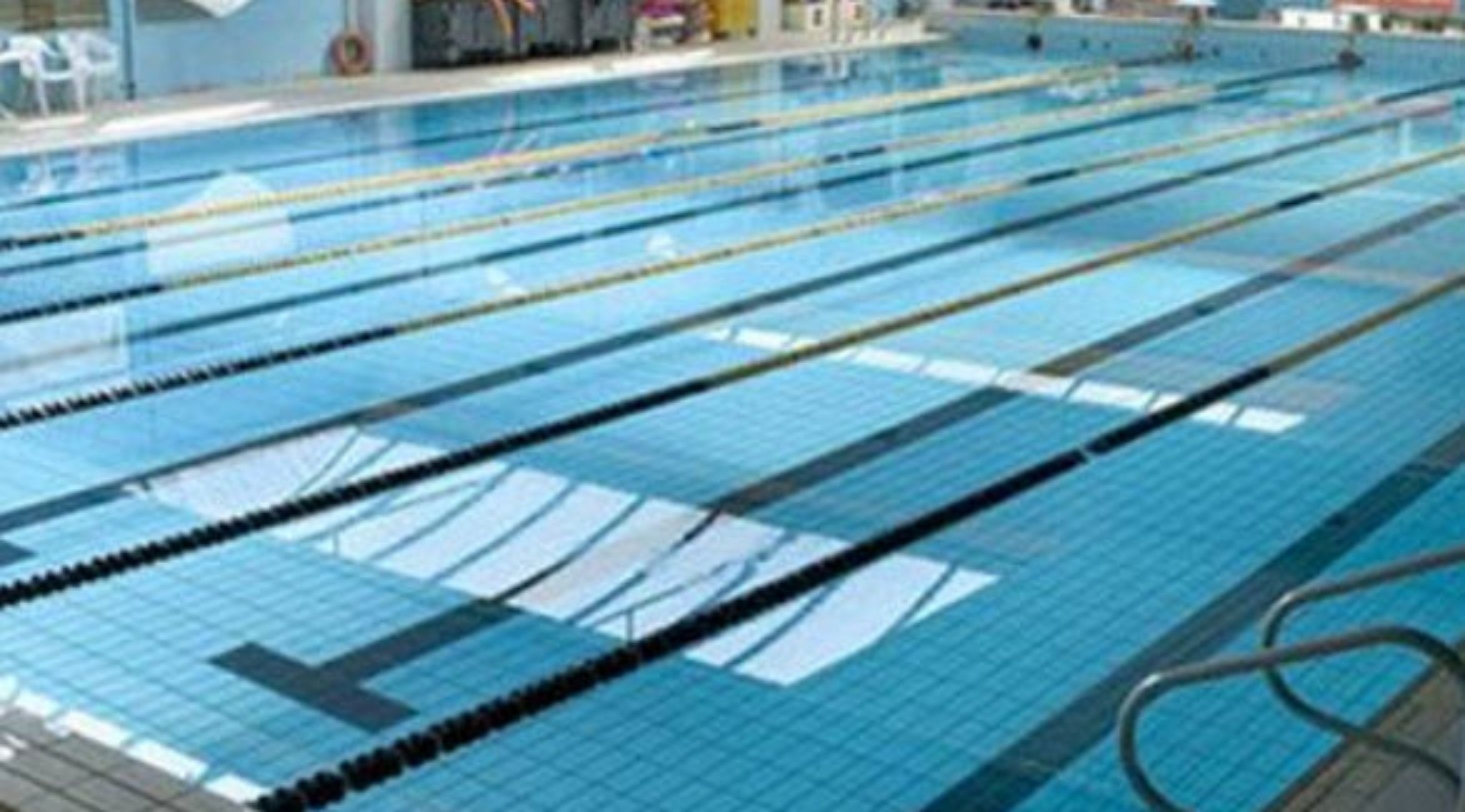 Una piscina con varias pistas demarcadas por líneas negras.