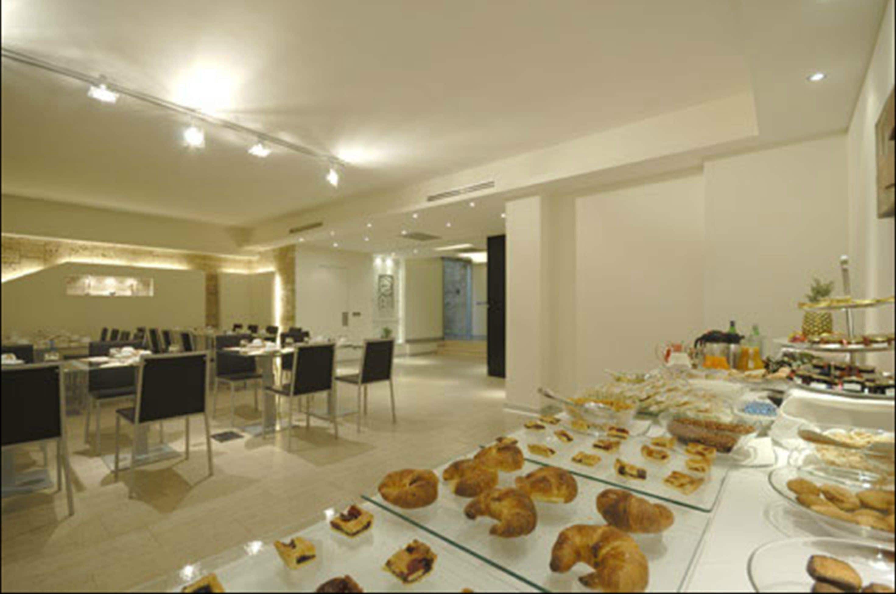 Tägliches Frühstücksbuffet (12 EUR pro Person)