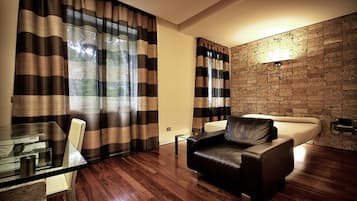 Minibar, caja de seguridad en la habitación y escritorio