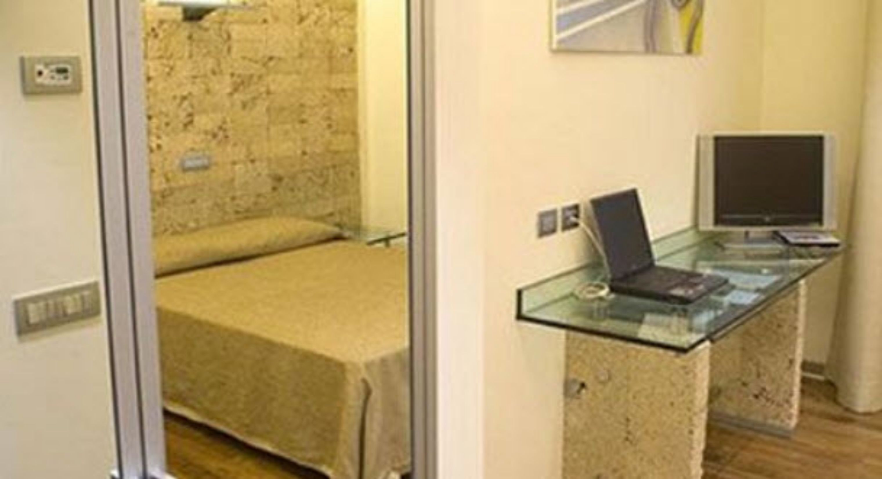 standard double or twin room | minibar, in-room safe, desk, blackout curtains