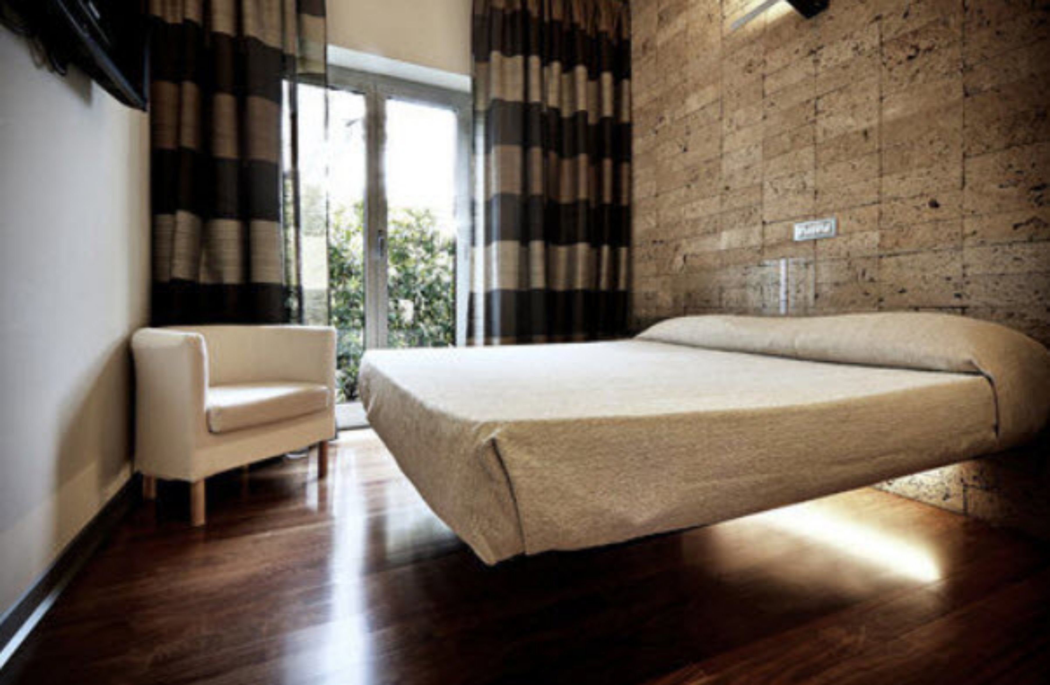 deluxe double or twin room | minibar, in-room safe, desk, blackout curtains