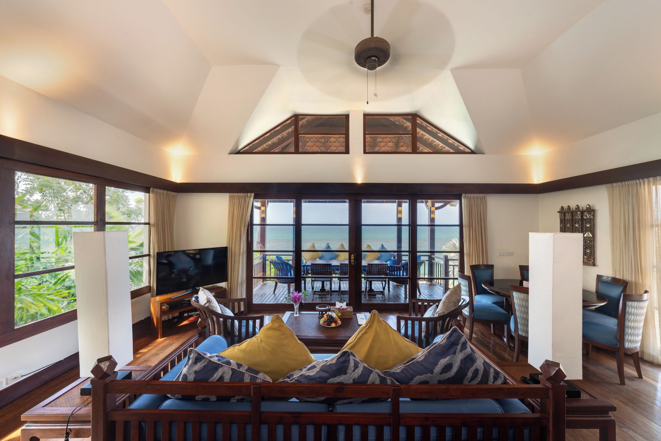 Three Bedroom Oceanfront Pool Residence | 起居区 | 43-英寸LED 电视（配备卫星频道）、电视、壁炉