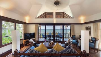 Three Bedroom Oceanfront Pool Residence | Área de estar | TV LED 43 polegadas com canais via satélite, TV, lareira