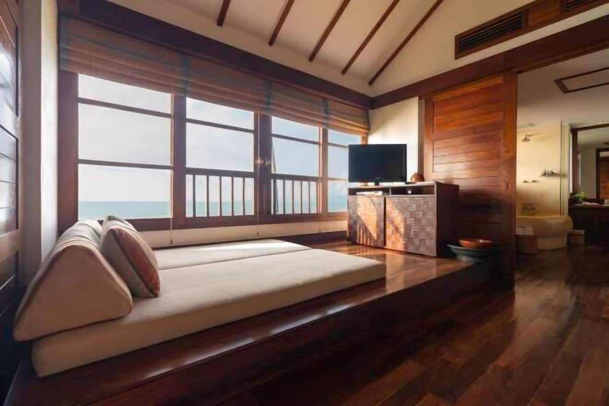 Premium bedding, in-room safe, desk, blackout drapes