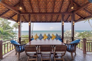 En 43-tommers LED-TV med Parabol-TV samt TV og peis