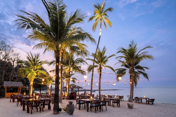 2 restaurants, breakfast, lunch, dinner served; Thai cuisine