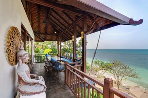 One Bedroom Oceanfront Pool Residence | Área de estar | TV LED 43 polegadas com canais via satélite, TV, lareira