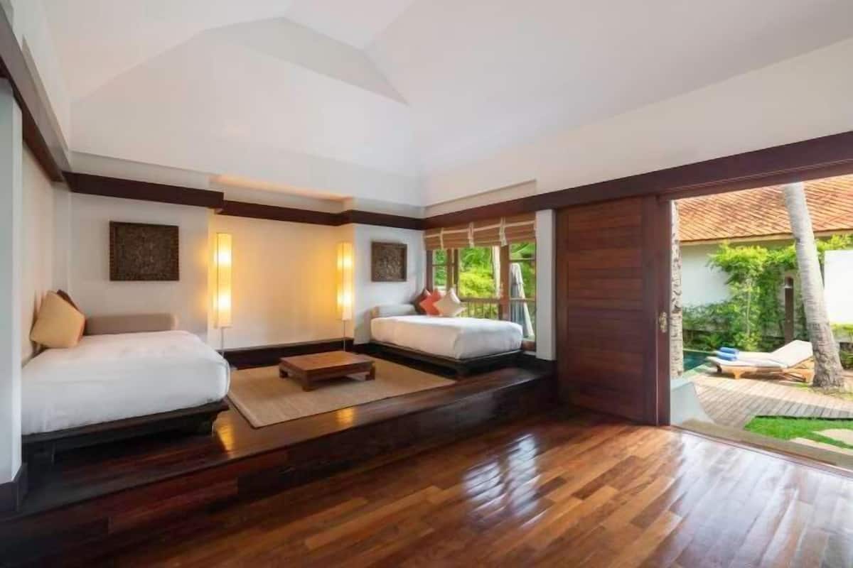 Premium bedding, in-room safe, desk, blackout drapes