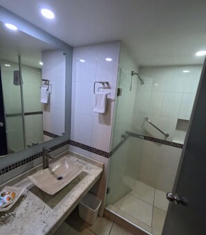 Habitació quàdruple estàndard, 2 llits dobles | Bany | Dutxa, articles de tocador gratuïts, assecador de cabells i tovalloles 