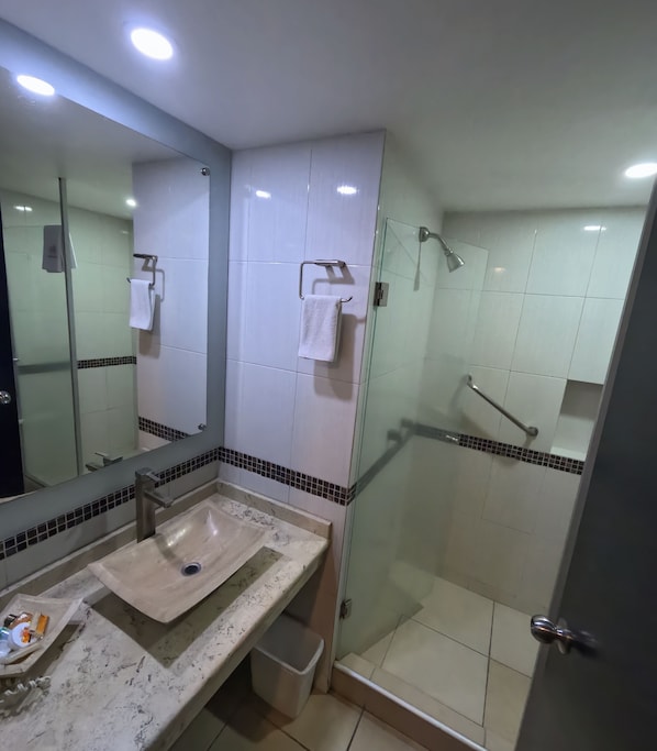 A modern bathroom with a glass-enclosed shower, a marble sink, and a large mirror. - Hotel Roma Guadalajara (Guadalajara)
