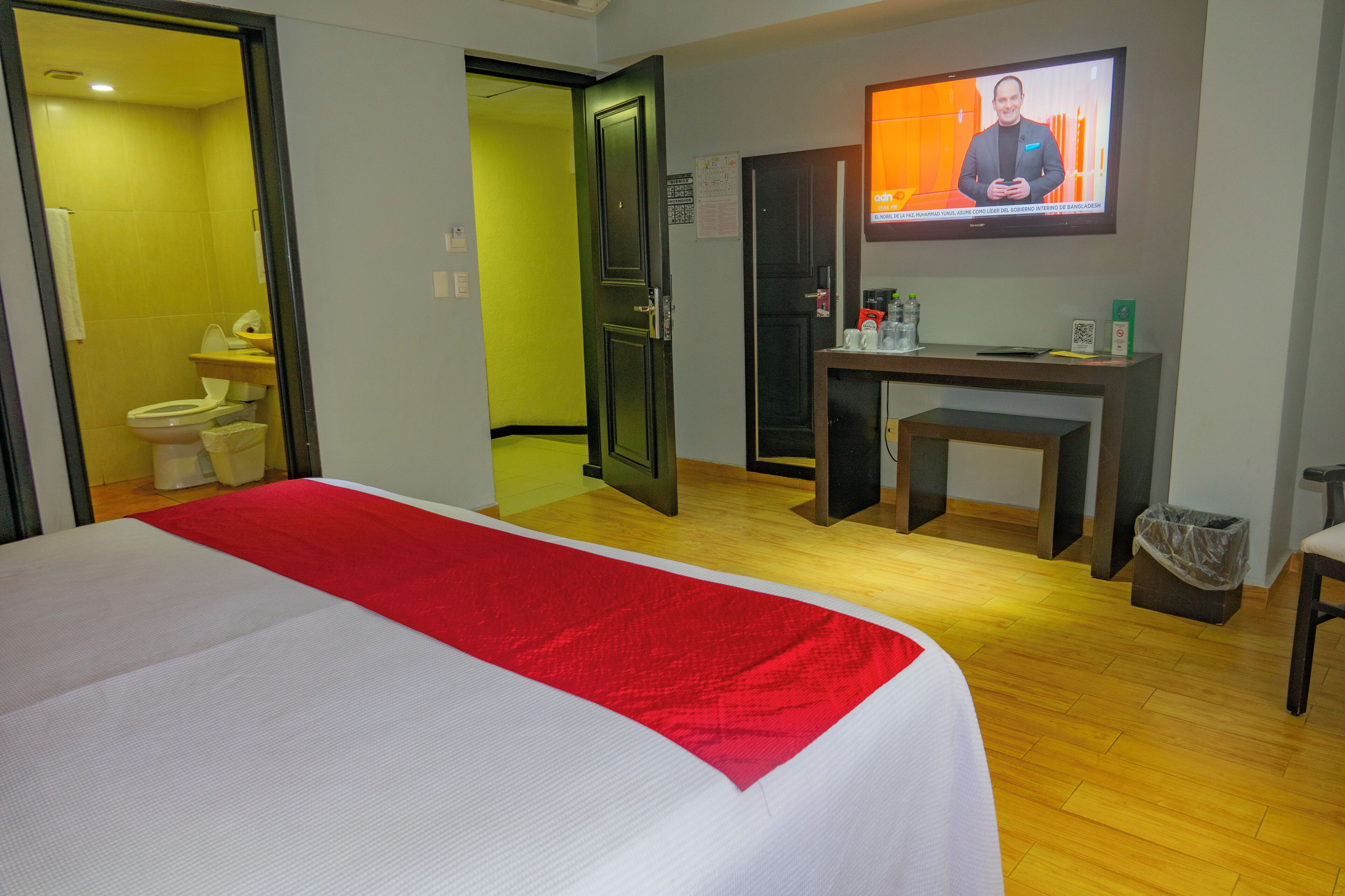 standard double room, 1 king bed | in-room safe, individually decorated, individually furnished, desk