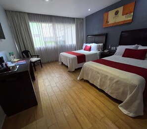 Standaard vierpersoonskamer, 2 tweepersoonsbedden | Een kluis op de kamer, individueel gedecoreerd, individueel gemeubileerd