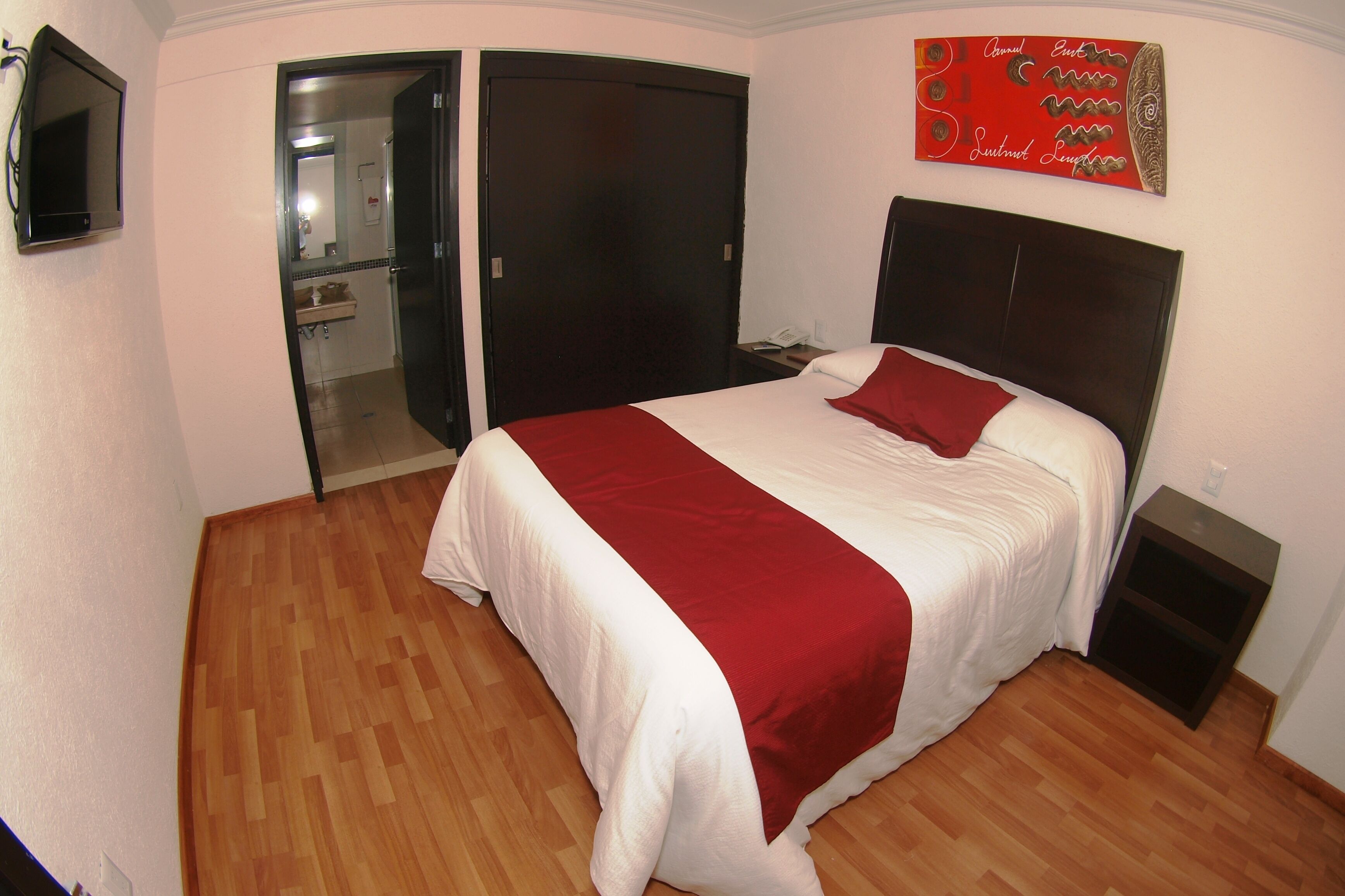 standard single room, 1 double bed | in-room safe, individually decorated, individually furnished, desk