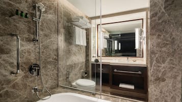 Une salle de bain moderne avec une douche à parois de verre, une baignoire blanche, un meuble-lavabo en bois foncé et un grand miroir au-dessus du lavabo.