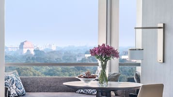 ミニバー、セーフティボックス (室内)、デスク、遮光カーテン