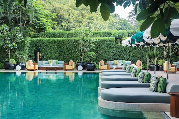 Piscina externa, funciona das 7h às 20h, guarda-sóis, espreguiçadeiras