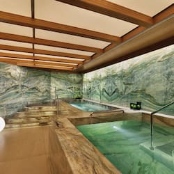 Una piscina al aire libre (de 07:00 a 20:00), sombrillas, tumbonas