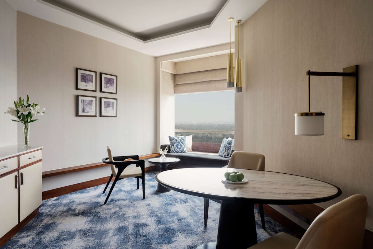 Executive suite | Een minibar, een kluis op de kamer, een bureau, verduisterende gordijnen