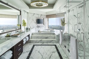 Combined shower/bathtub, deep-soaking bathtub, designer toiletries - Shangri-La Eros, New Delhi (New Delhi)
