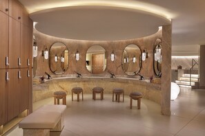 Außenpool, geöffnet von 07:00 Uhr bis 20:00 Uhr, Sonnenschirme