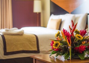 Suite, 1 King Bed with Sofa bed, Non Smoking | Premium bedding, in-room safe, desk, blackout drapes - Sleep Inn Hotel Paseo Las Damas (San José)