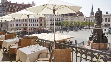 2 restaurants, dinner served, international cuisine