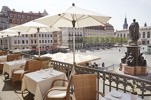 2 restaurants, dinner served, international cuisine