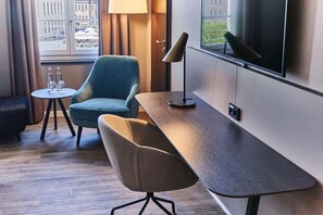 Deluxe Room (Deluxe) | Hypo-allergenic bedding, down comforters, in-room safe, desk - Steigenberger Hotel de Saxe (Dresden)