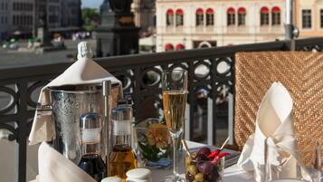 2 restaurants, dinner served, international cuisine