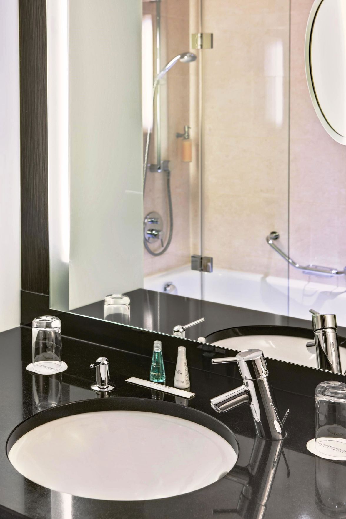 Salle de bain | Articles de toilette gratuits, sèche-cheveux, serviettes fournies, savon